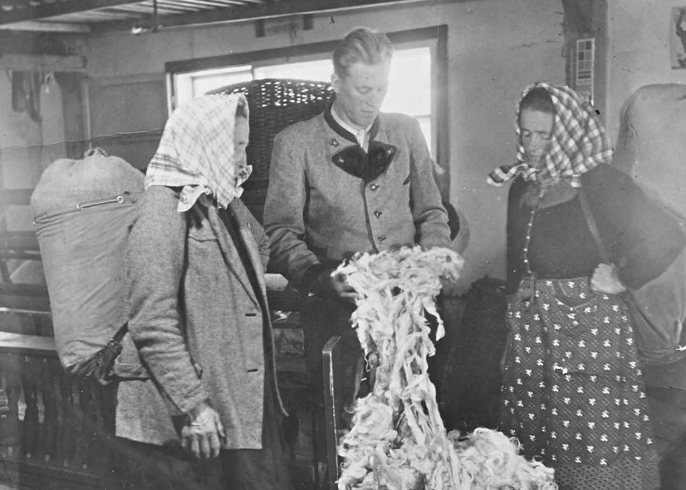 Richard Steiner mit Rohwolle und zwei Bäuerinnen in der Lodenwalke Ramsau im Jahre 1930